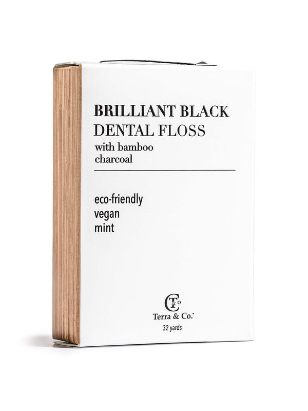 Terra & Co. Brilliant Black® Dental Floss in recyclable packaging, made with activated charcoal and bamboo fiber for natural whitenin