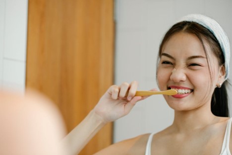 Oil Pulling vs. Mouthwash: Which is Better for Oral Health?